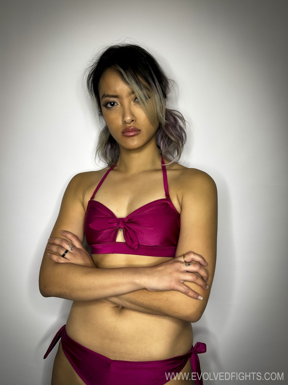 चैनी क्रॉसफायर: कामुक किशोर मूस्टाच गाइ के साथ लड़ता है और चुदाई लेता है