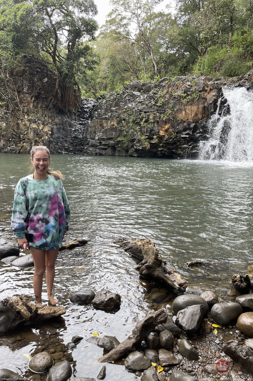夏の妖精が自分の吸い付けることができる乳房をオナニーする前に展示する