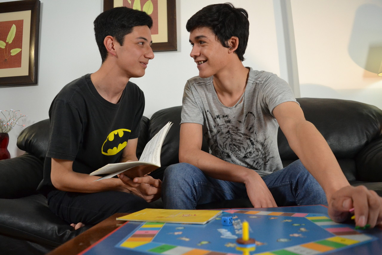 青少年男孩French Kissing, 脱衣和在沙发上进行肛交