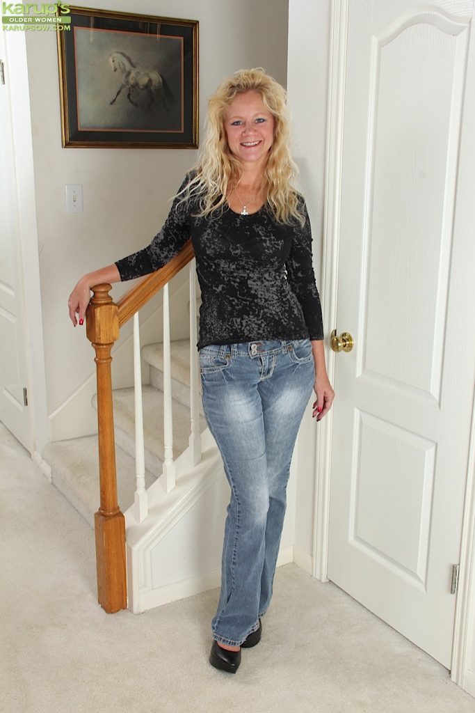 علي جونز: ميلف ناضجة شقراء بثديين كبيرين جميلين وكس مشعر