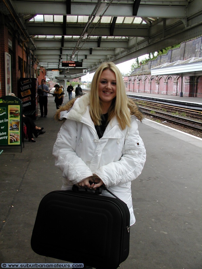 セクシーなヨーロッパ美女ルイーズ・エバンスが裸の体を披露