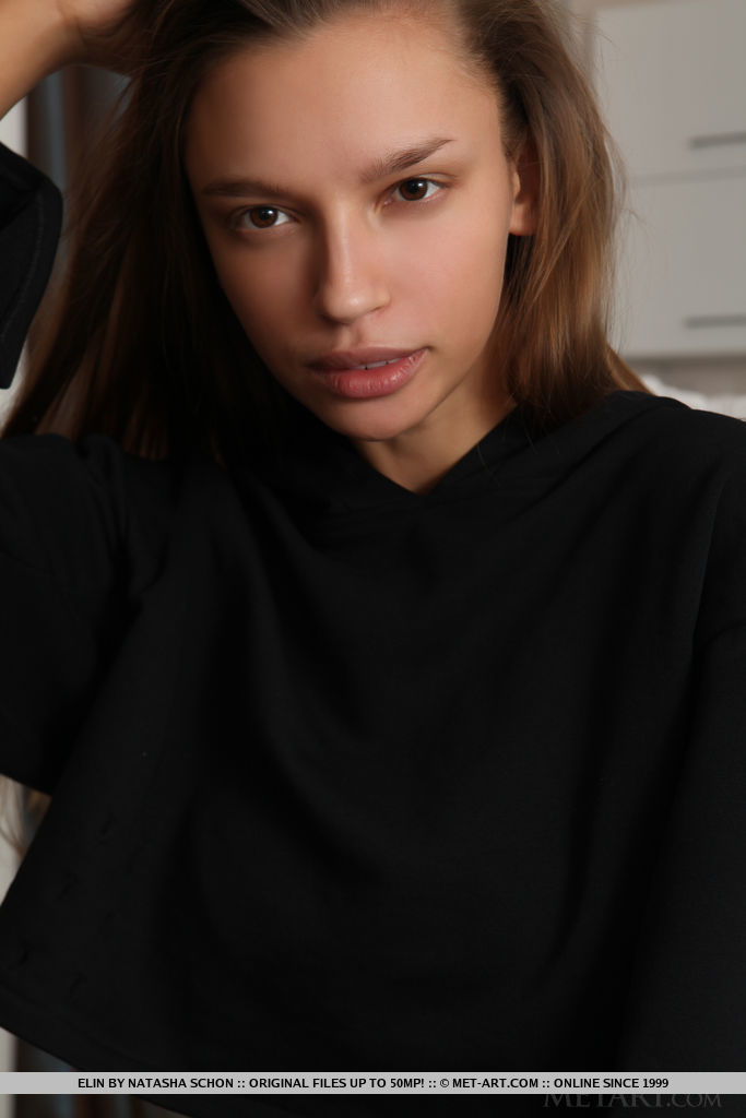 年轻独舞女孩Elin从所有衣物中解放她结实的身体以裸体摆姿势