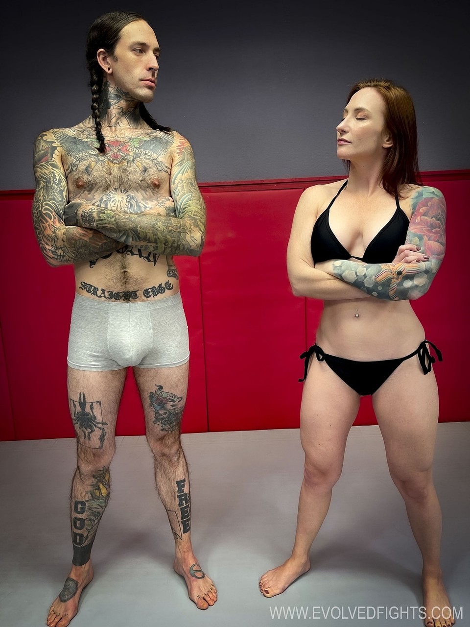 タトゥーのスラットソフィアロック裸の指を挿入して犯される