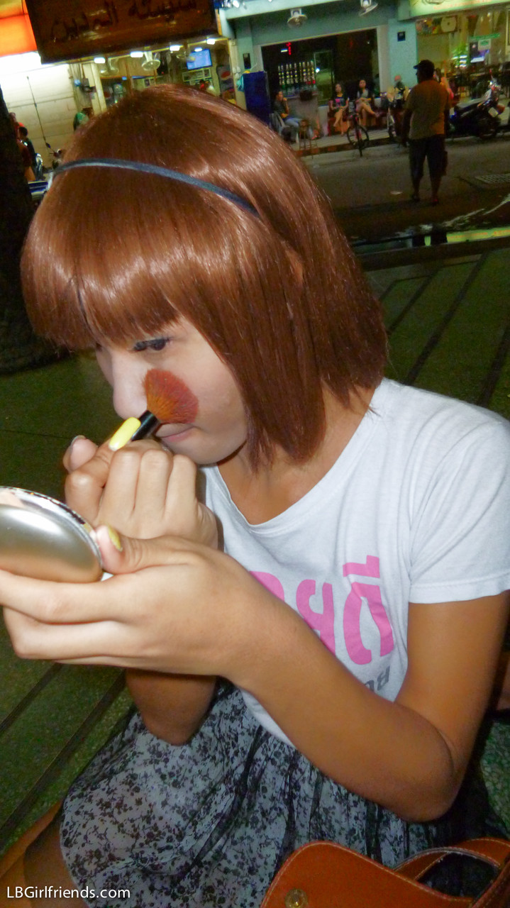 紅髮亞洲跨性美女掀起裙子公開露屌