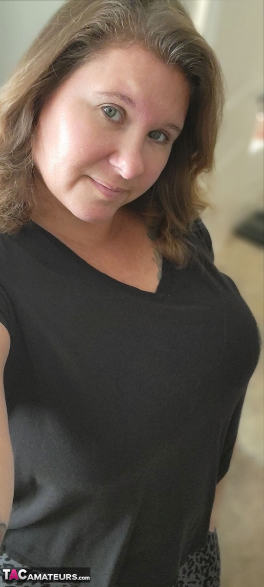 Busty Kris Ann 穿着高跟鞋脱衣