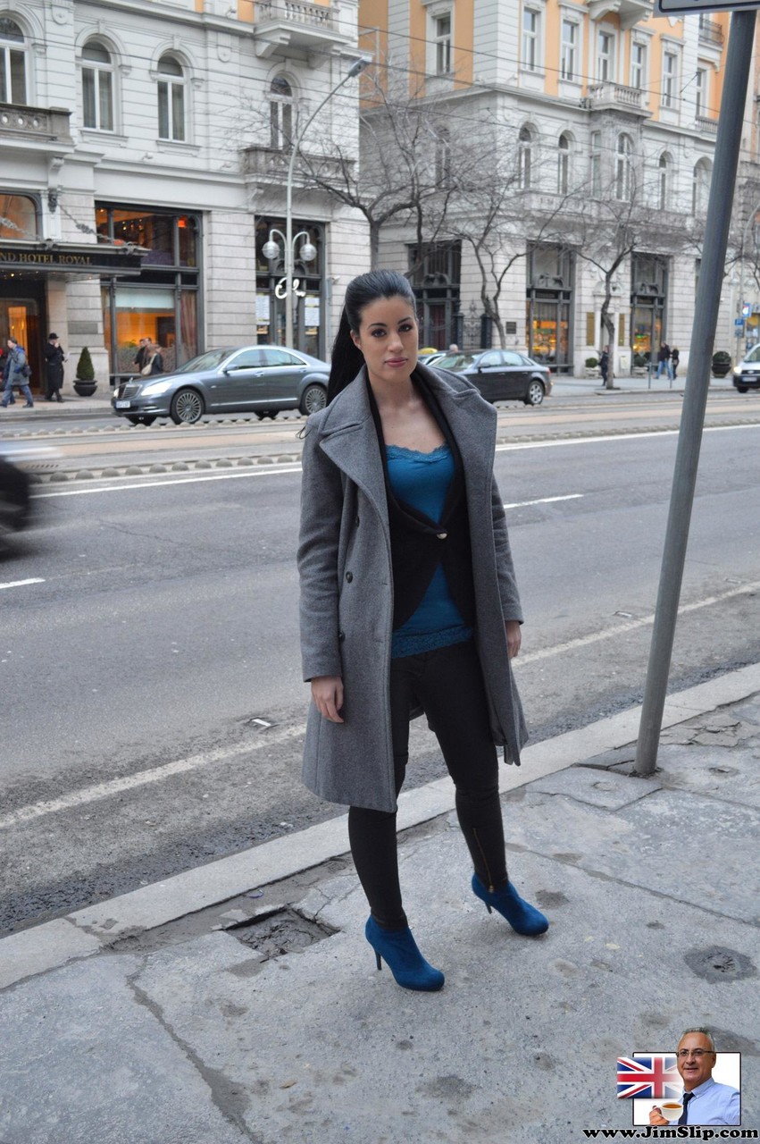 ハンガリー人ポニーテールドールエイプリル・ブルーが古いチンコに騎乗