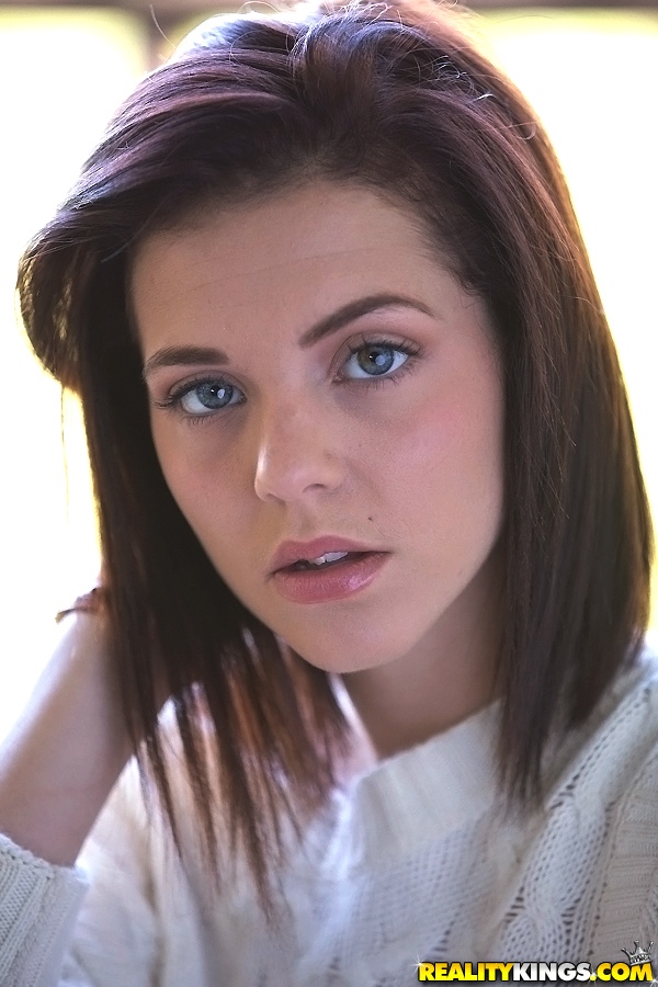 新鮮な顔のティーンKiera Wintersがバルコニーで裸にストリップ