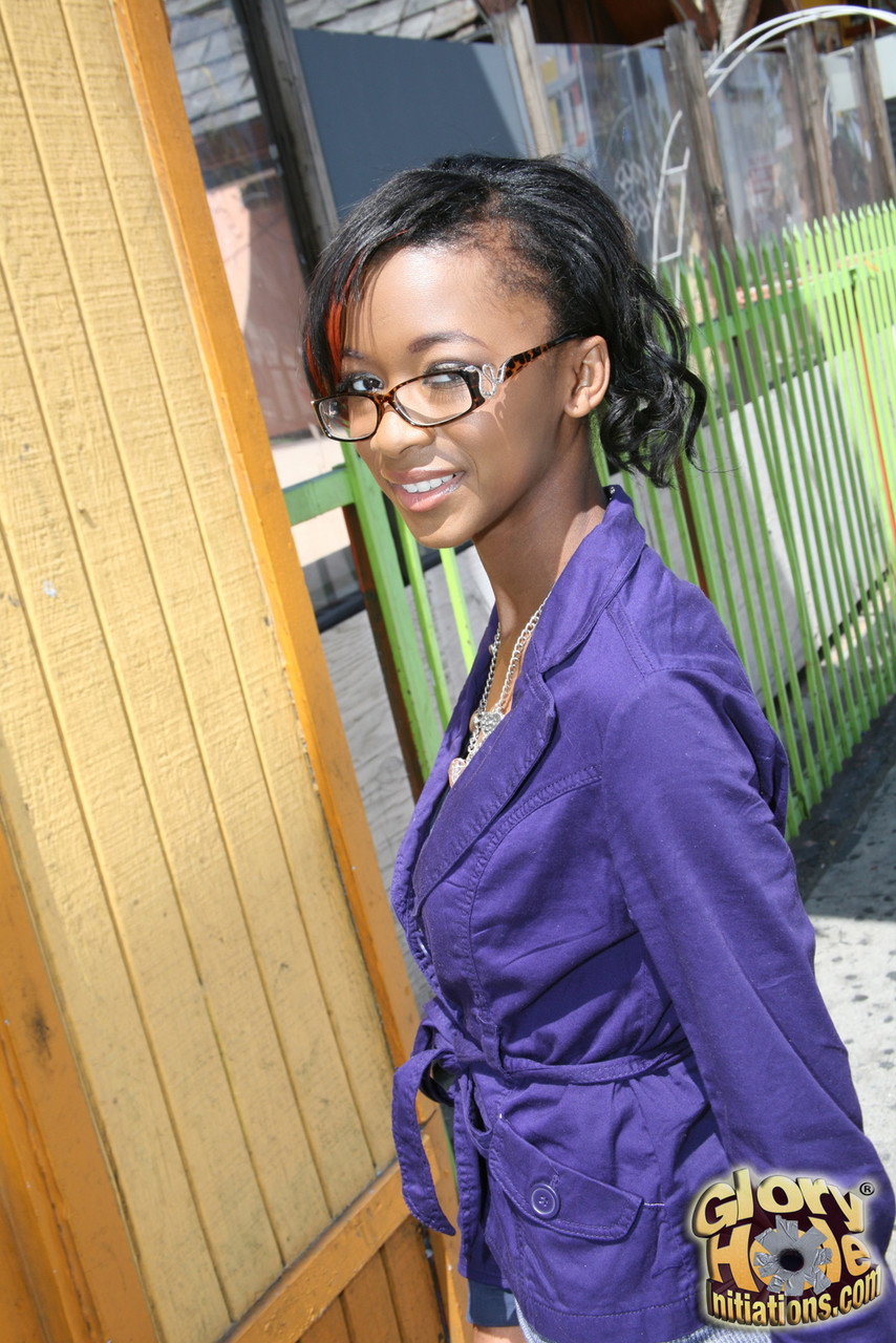 بيكي كوهن بالنظارات تمارس الجنس من خلال ثقب المجد مع فتاة سوداء