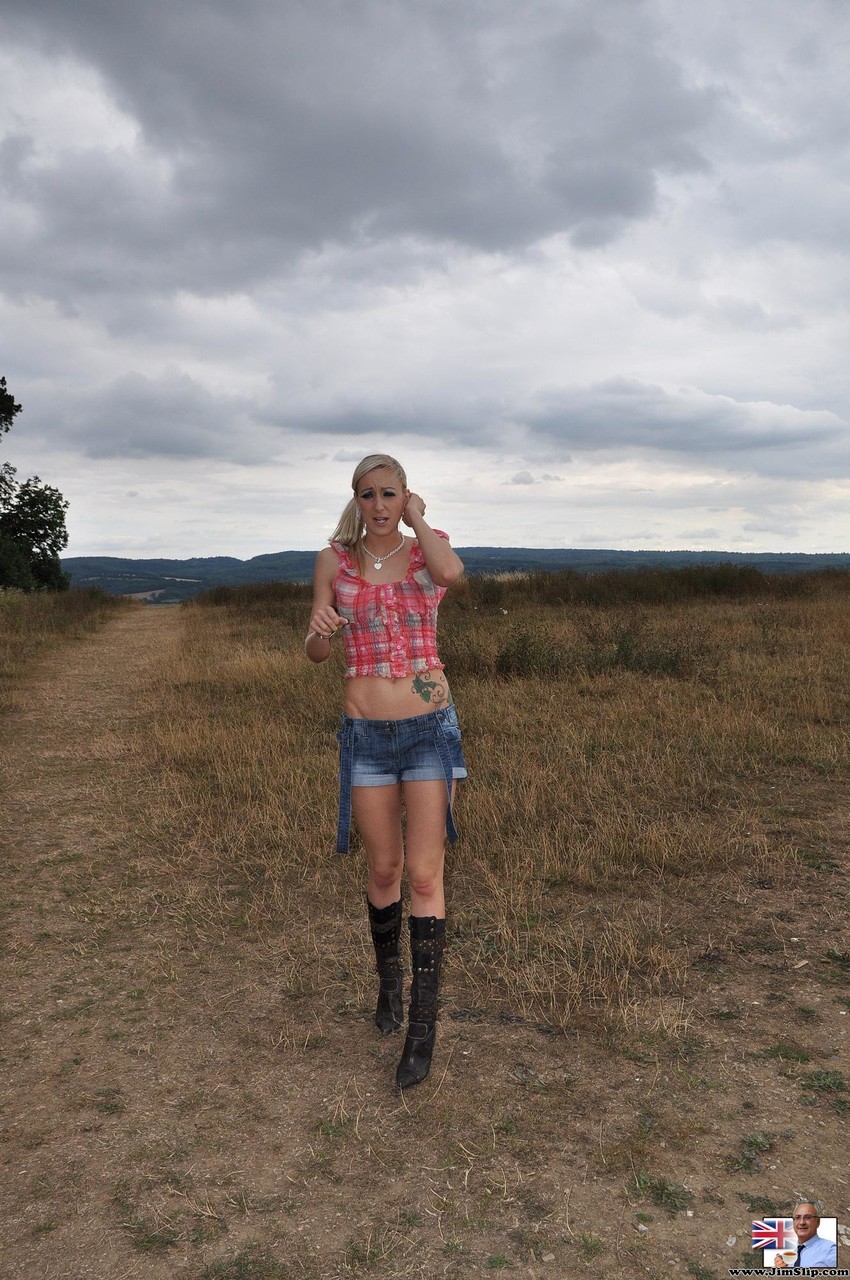 सुनहरे बालों वाली यूरोपीय बेब एंजेल लंबे अपने शरीर को पाउंडिंग से पहले प्रदर्शित करती है