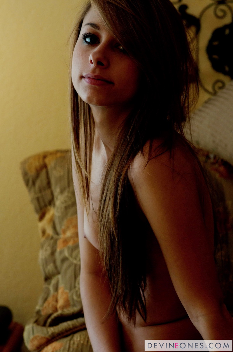 小さな少女ライリー・ジェンセンが彼女の陰部と遊びながら彼女の小さな乳房を隠す