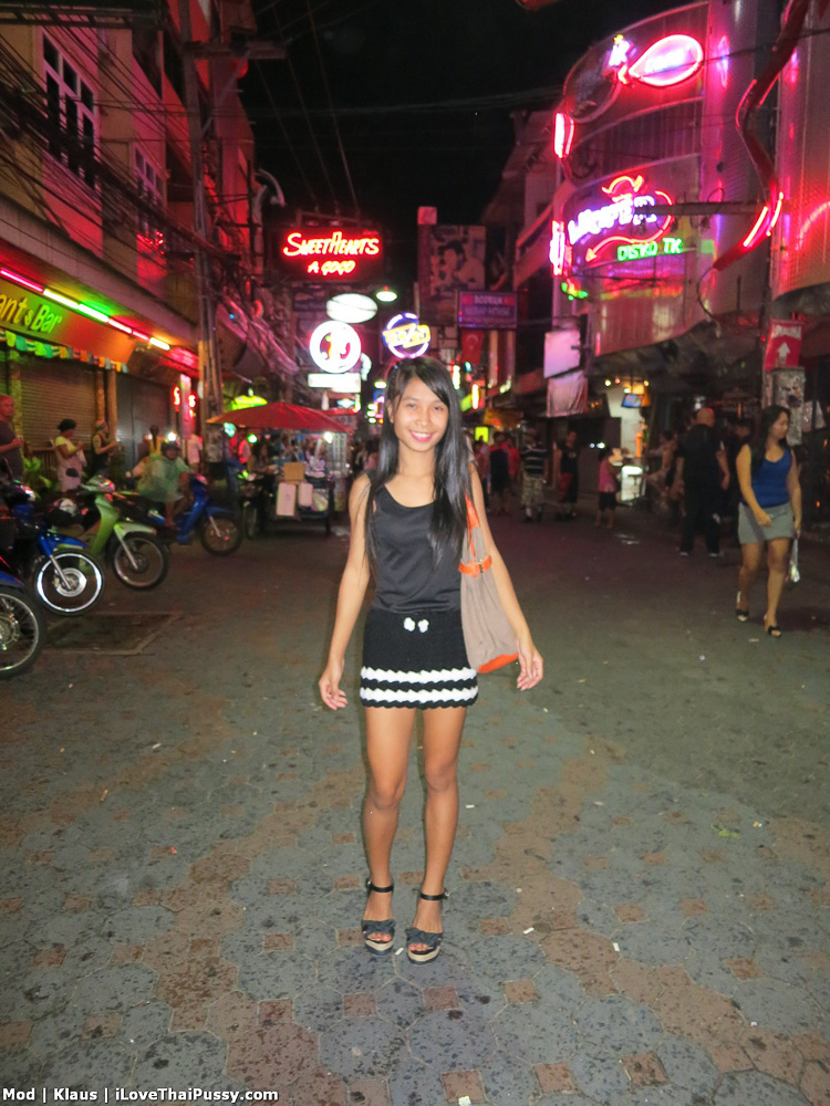 Punto De Vista Chica De Bar Tailandesa Folla Turista Sexual Por Dinero