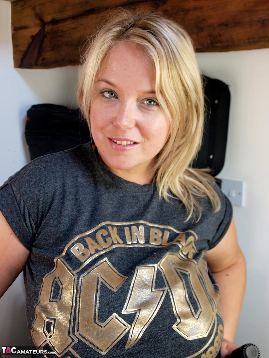 曲線美の英国美女シンディ・バストがハイヒールでその姿を披露