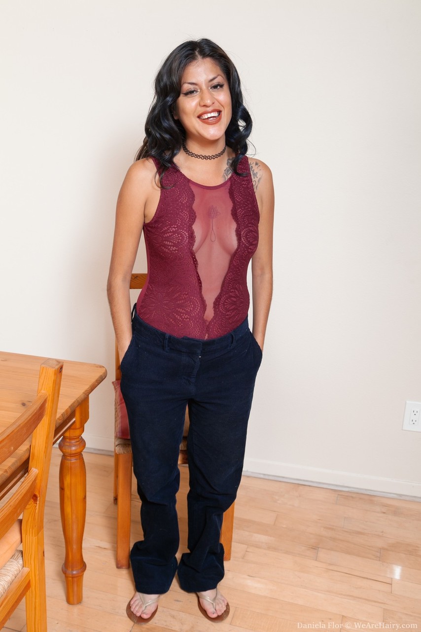 دانييلا فلور: فتاة هواية تفتح فرجها الشعر بعد خلع ملابسها