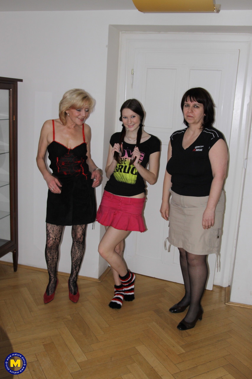 أمّان ومراهقة يتعرّين ويعانقن ويلعبن مع بعضهنّ باستخدام ديلدو بالحزام