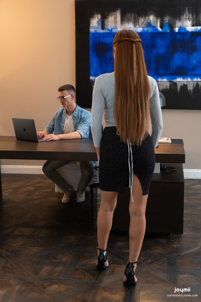 लंबे बालों वाली छोटे कद की किशोरी वन्ना बार्डोट ने नर्ड बॉस के लिए टांगें फैलाईं