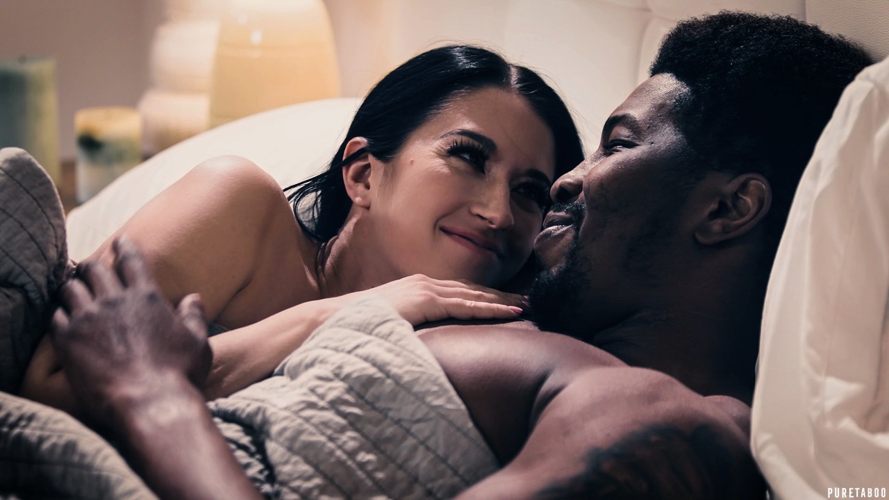 黒髪美女アレックス・コールは大きな黒いチンポと中出しを楽しむ