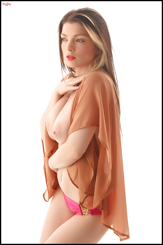 独自的女孩 Abbie Montrose 炫耀她的大奶子