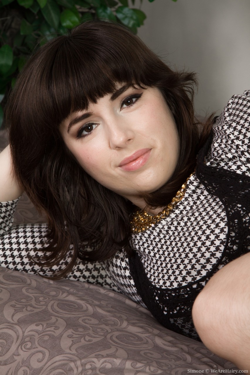 Haarige Amateur-Ehefrau Simone Entblößt Haarige Achselhöhlen, Möse Und Beine