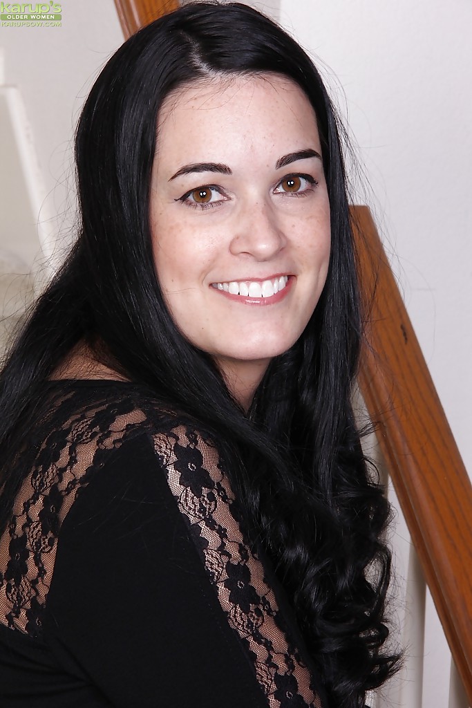 सांवली नायला पारकर काली लैंगरी उतारकर सीढ़ियों पर नंगी और छिनाल हो जाती है