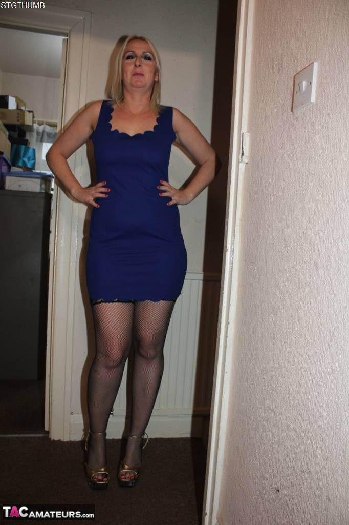 金髪のイギリス人女性トレーシーレインがオーラルセックスをする