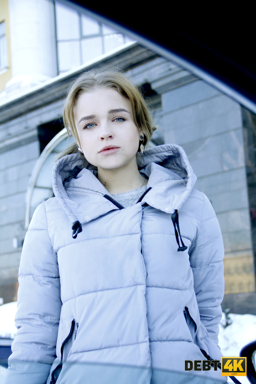 सेक्सी बेब Calibri एंजेल को शेव्ड योनि भरा हुआ मिलता है