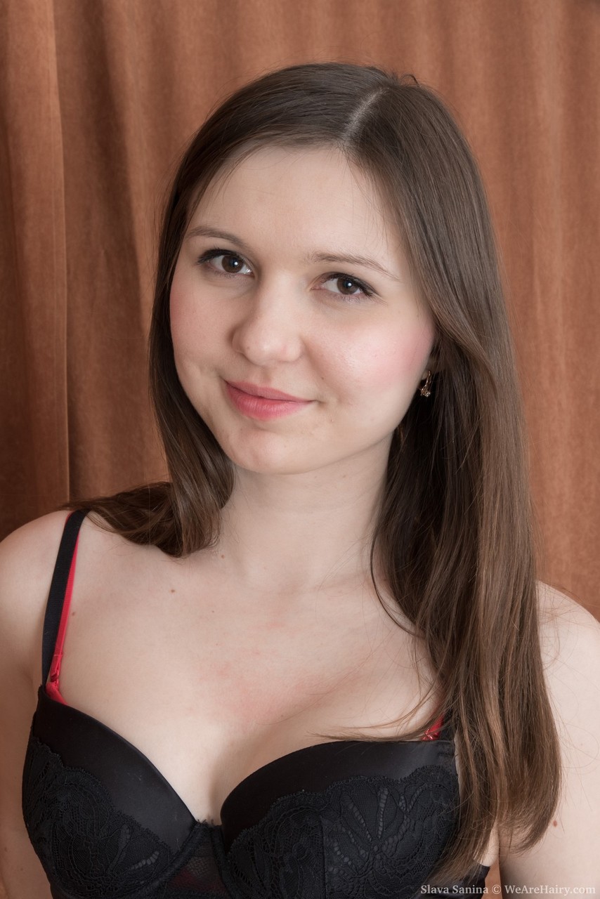 Slava Sanina展示灌木移除软管内衣