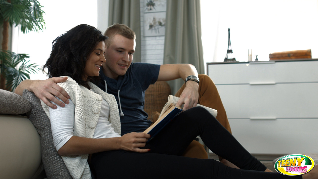 黑发少女玛丽·迪当天失去童贞并吞下精液