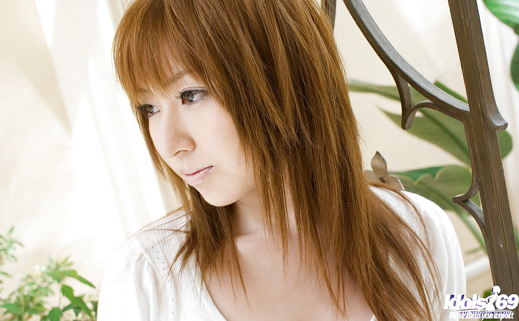 小巧的亚洲甜心宮奈木優露出小乳房和阴部