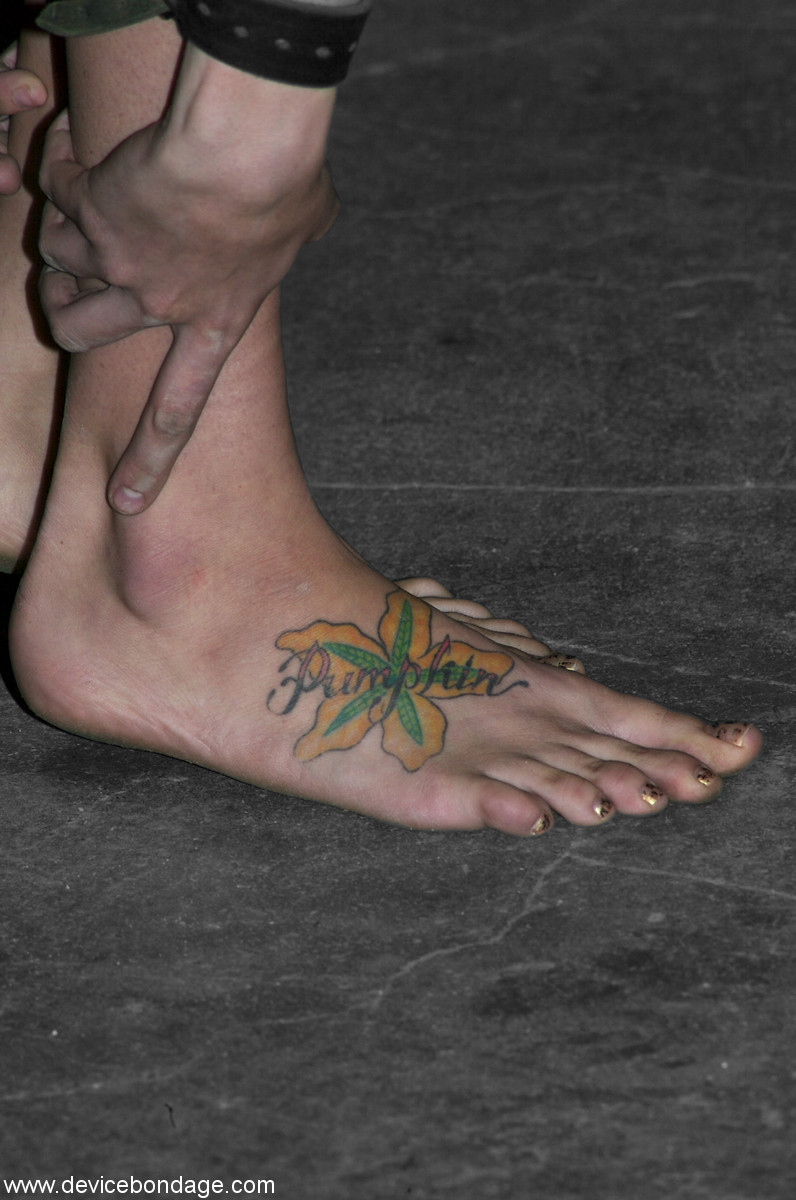 ボッビー・スターとサラ・ジェーン・セイロンがデバイスボンデージに裸