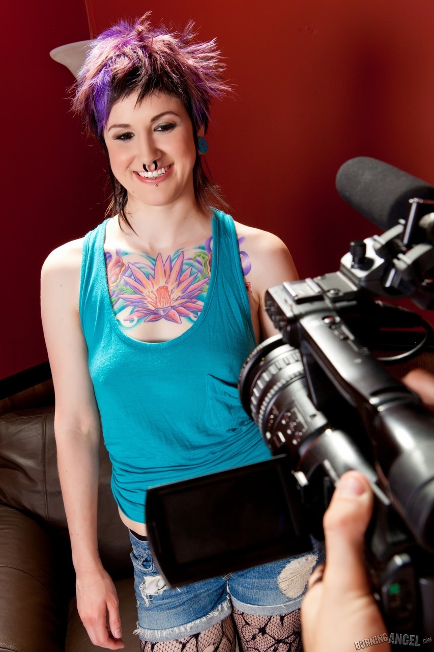 Pierced Tattooed Hottie Severin Graves Gives Blowjob