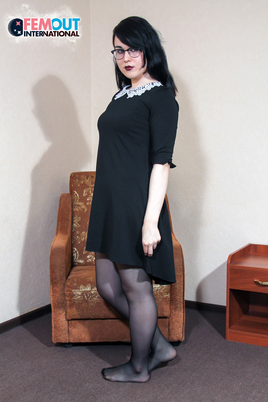 सांवली ट्रांसजेंडर अलीसा कोमा मोटी गांड दिखाती है और रबर के खिलौने पर चढ़ती है