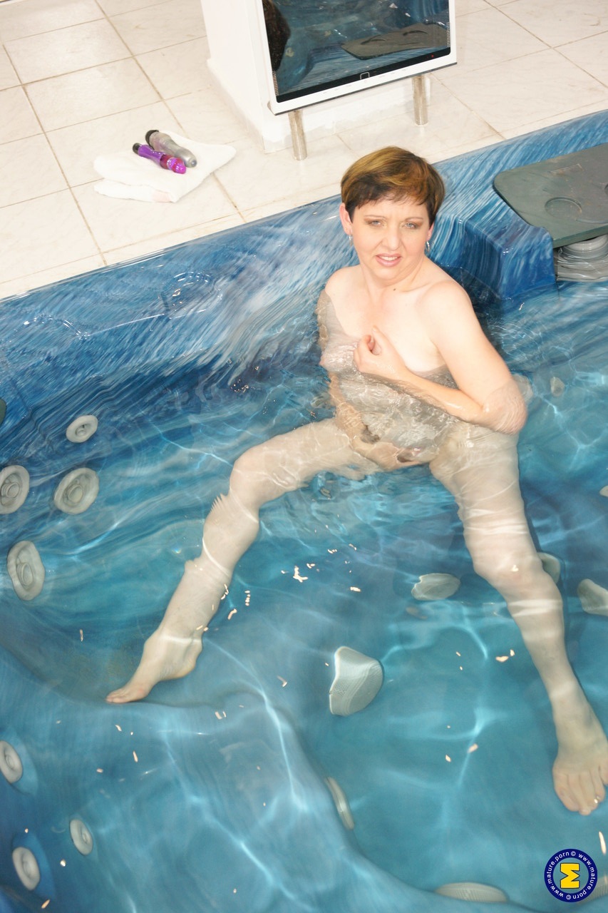 プールサイドのレズビアン・フィスティング 熟女スラットエルヴィアと金髪マルグリット