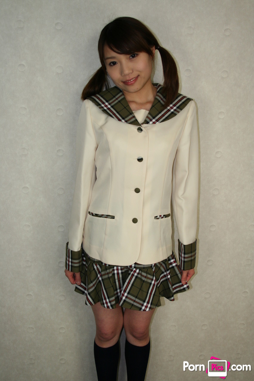 日本の女子校生イブキ・ハルシがアナルセックスを受ける