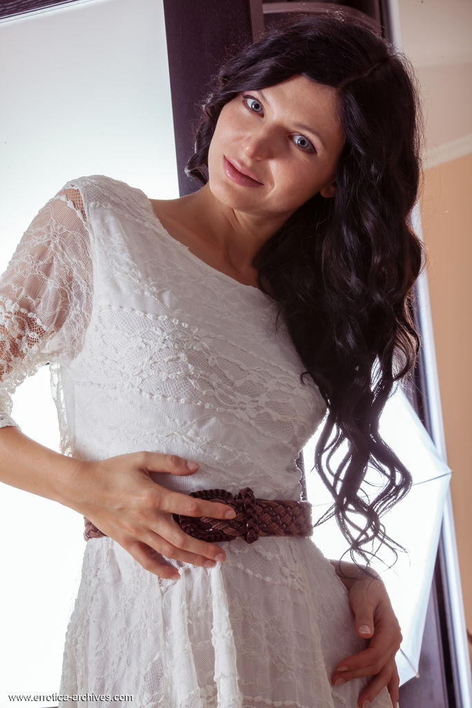 Haarige Europäische Muschi Präsentiert Von Der Dunkelhaarigen Teenagerin Arian