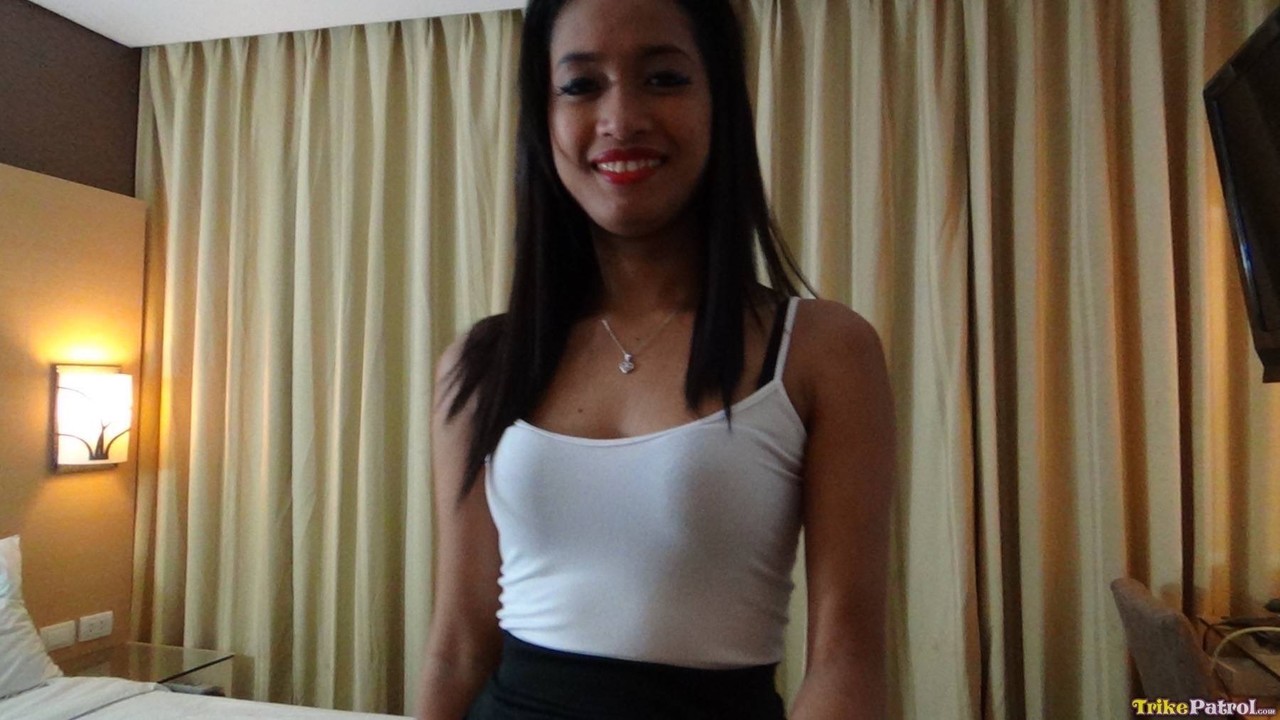 Филиппинская любительница Кэнди Ферраро дает неряшливый Минет Трахается в позе собачки