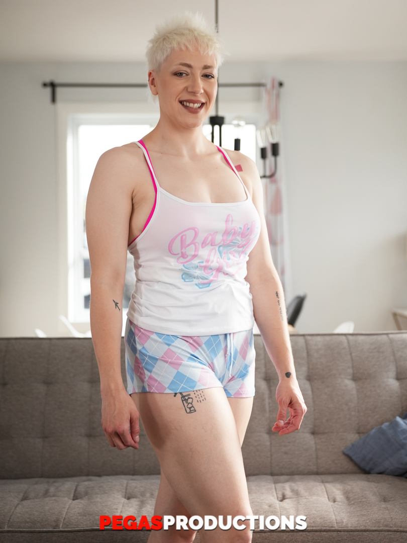 セクシーなキャンディーダイアモンドが巨乳を露出