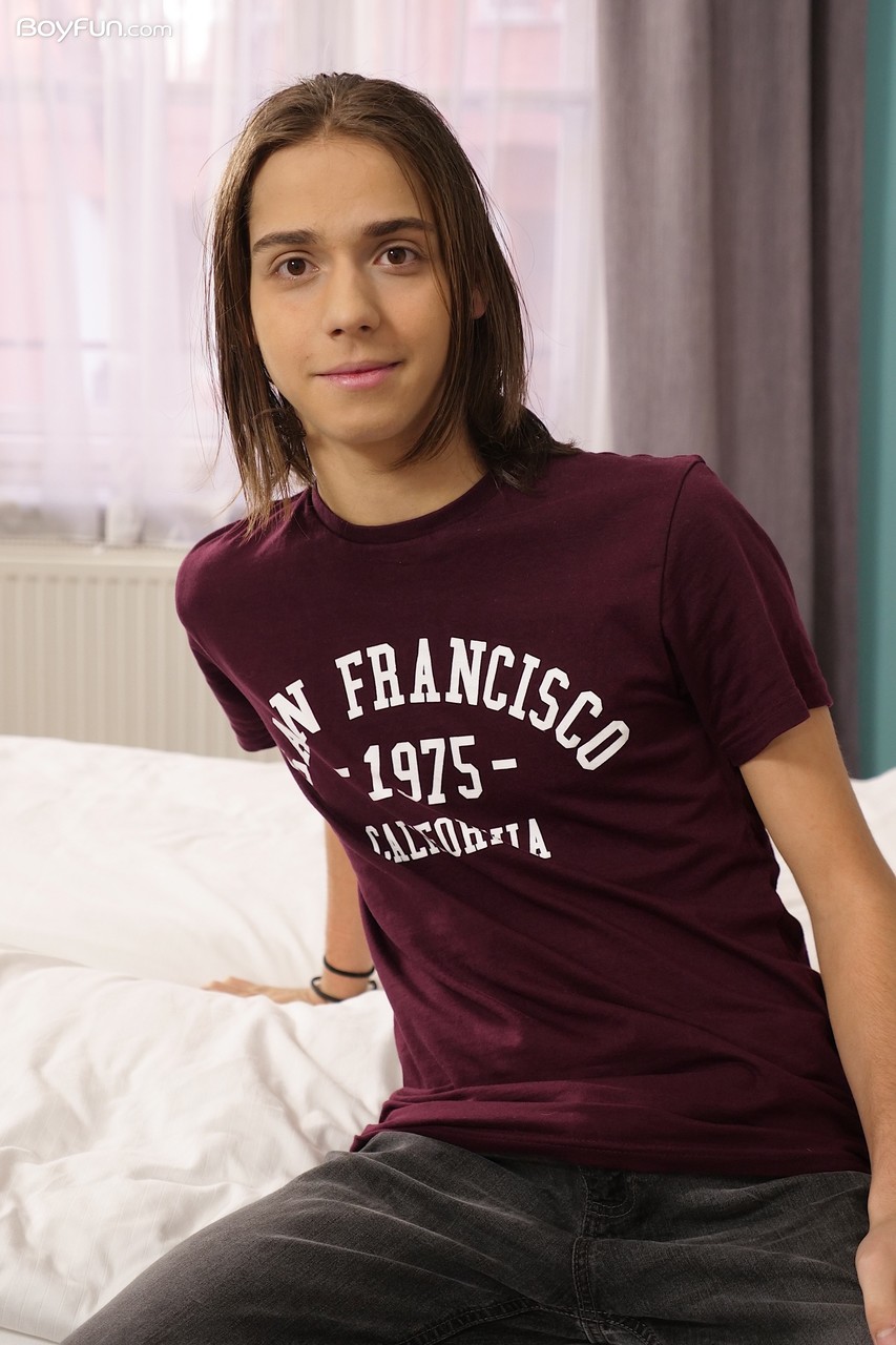 ゲイの少年ジェイクオルセンがleanボディと大きな割礼済みでないペニスを見せる