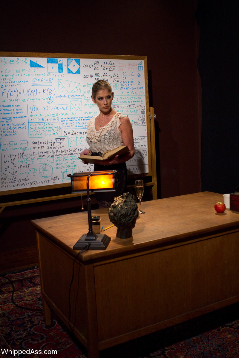 いたずらな教師フェロニーとスルティーな女子生徒のワイルドなレズドムセッション