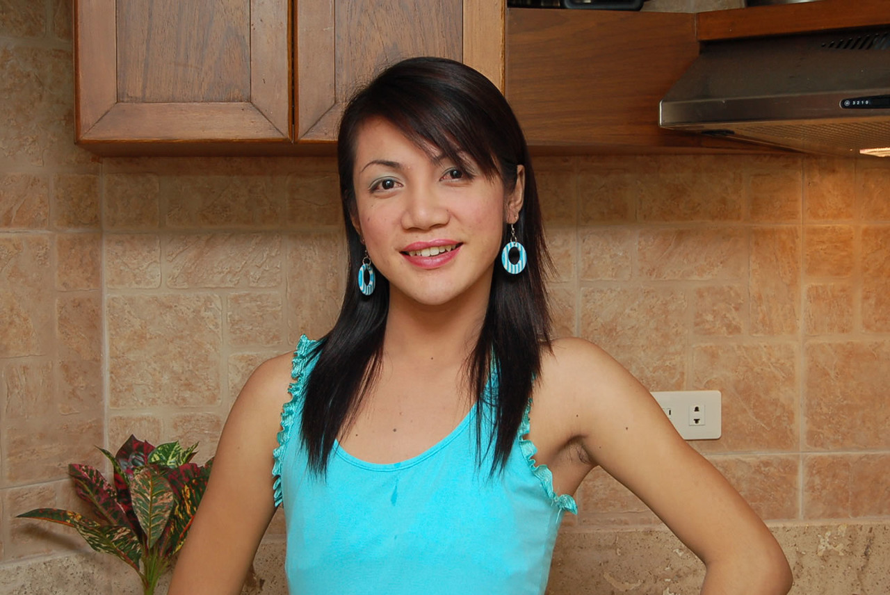 شيميل تايلاندي با تعري وتستمني في المطبخ