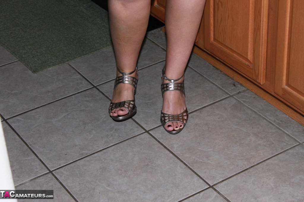 セクシーなデッカイお母さんMMFファックを楽しむ