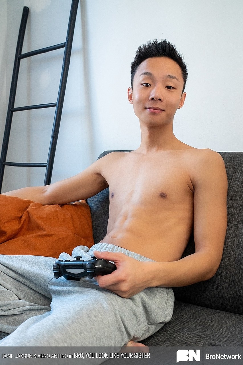 شباب جنساني أرنو أنتينو ودان جاكسون يركبان أشياء كبيرة