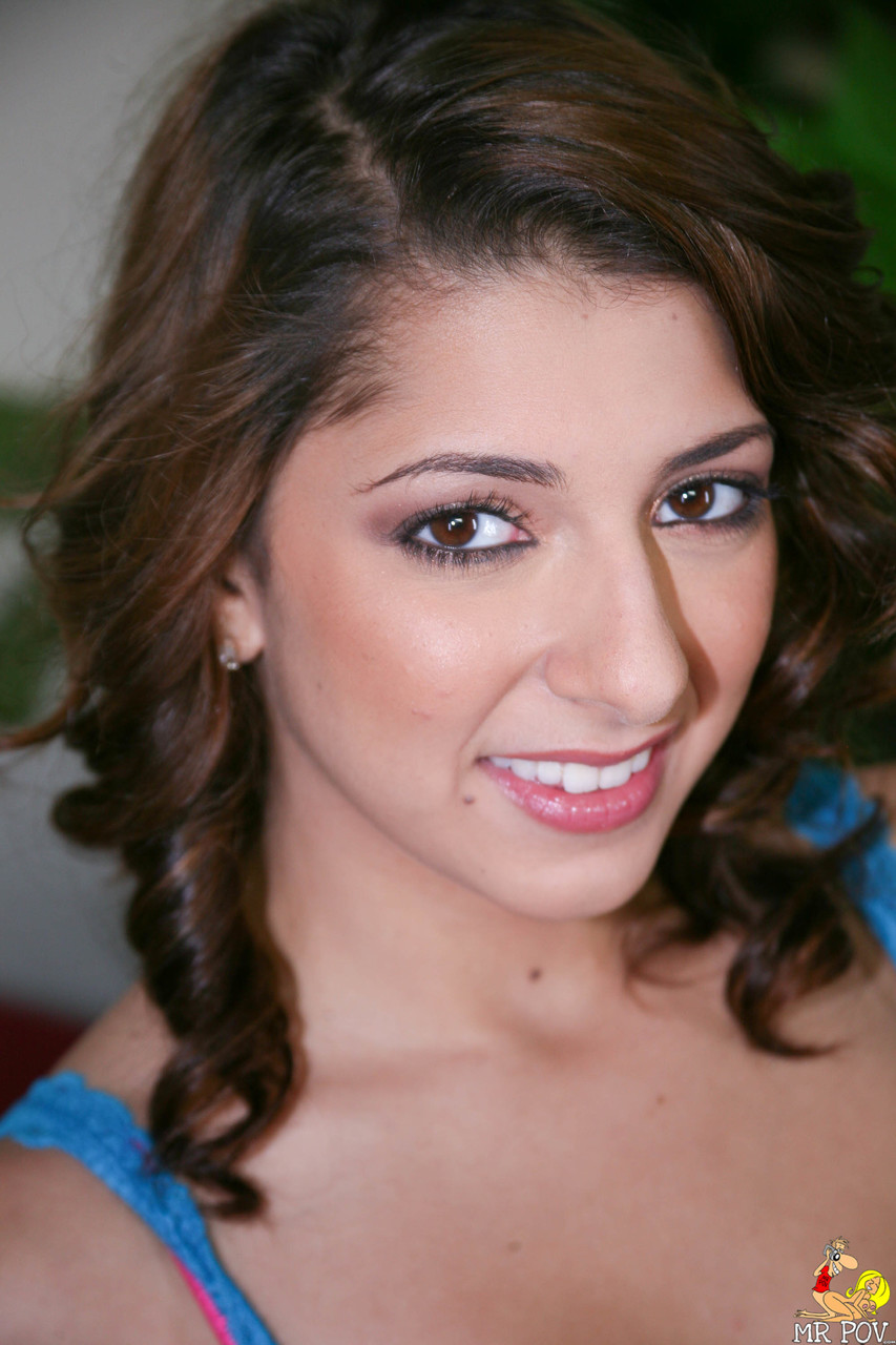 Garota Nua Desfruta De Sexo Em POV Com Um Grande Pênis Branco