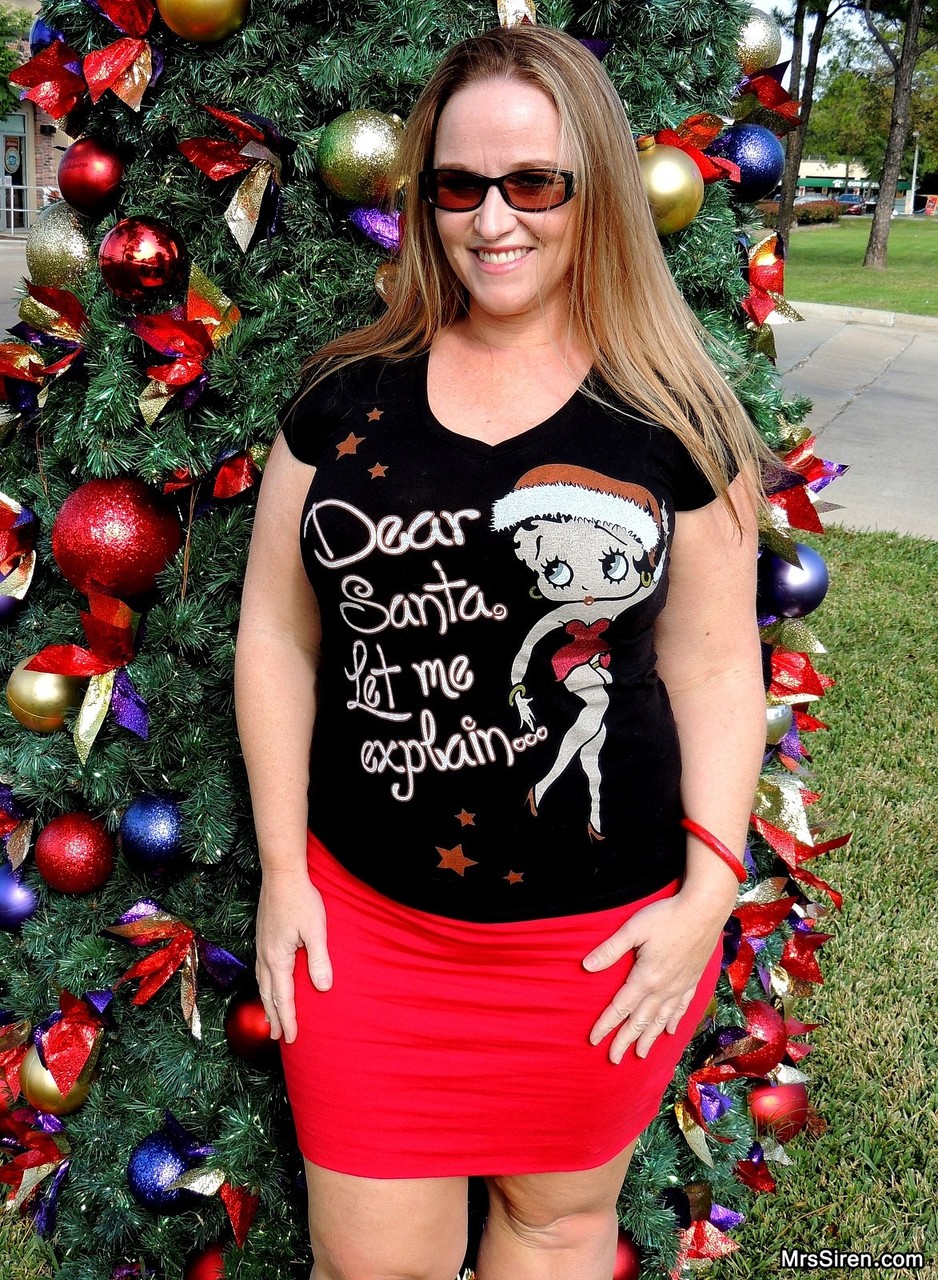 Público Natal Milf Dee Siren Exibe Bumbum Gordo