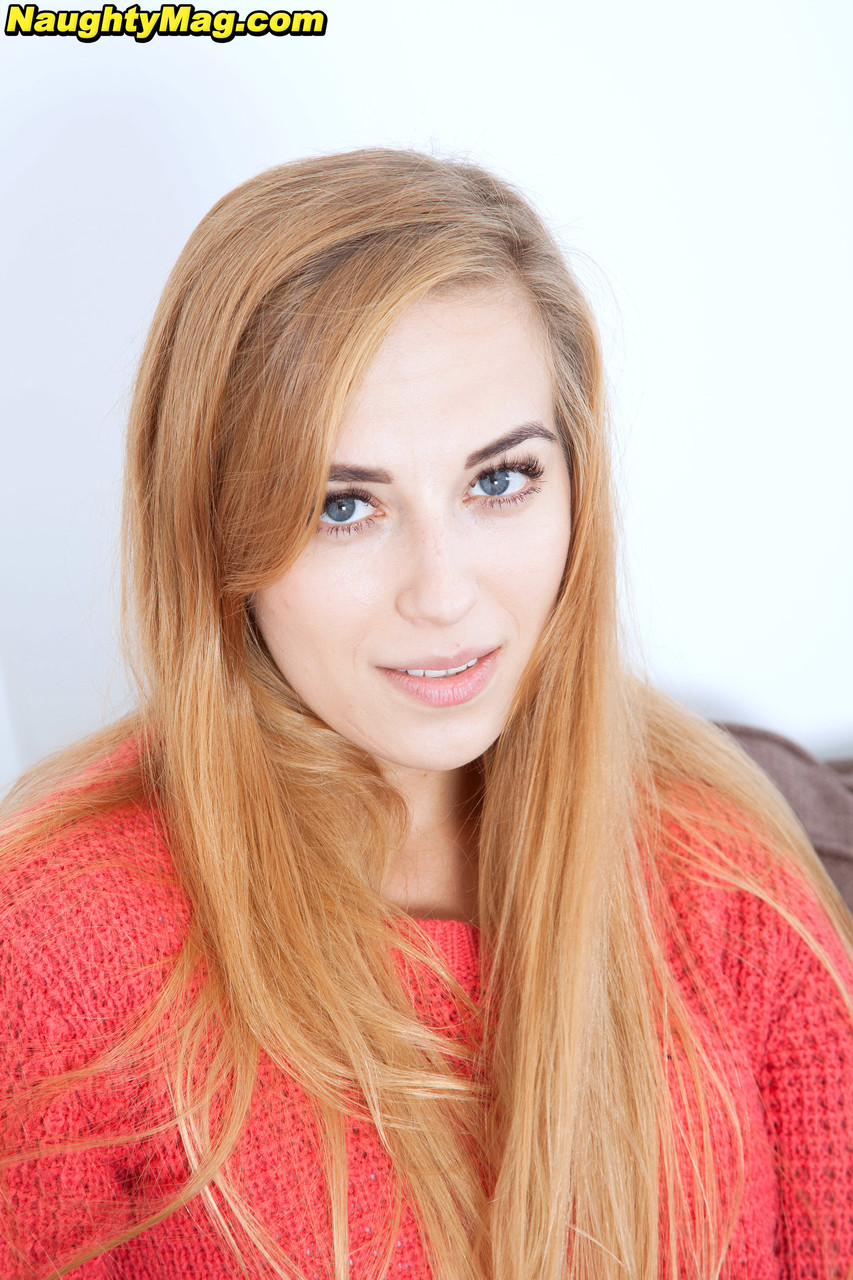 Sexy Anna Smith Shows Off Tanned Body And Meaty Vagina