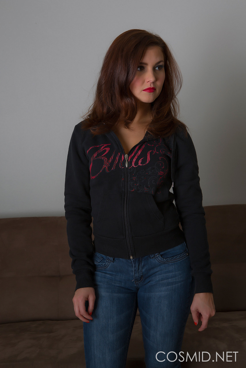 الجميلة ستيفي باركر تظهر مؤخرتها المستديرة