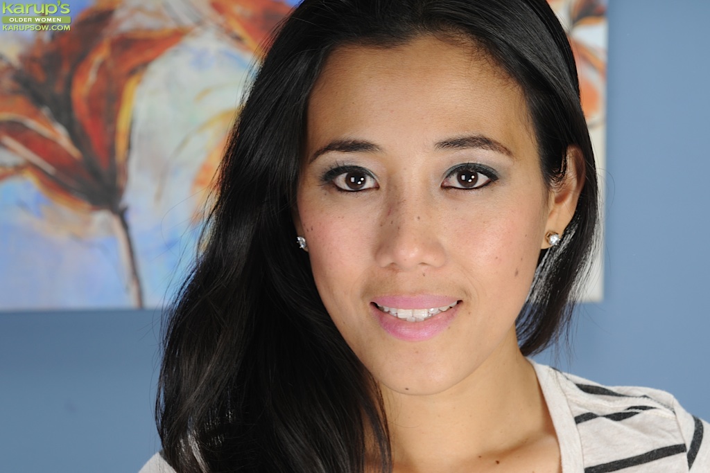 سيشي ساشس ميلف تظهر ملابس داخلية سوداء وفرج