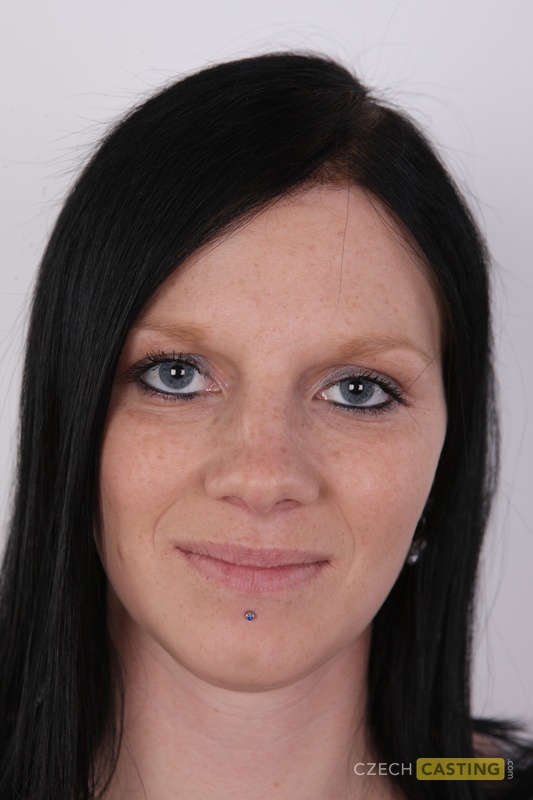 Schwangere Dunkelhaarige Mädchen Jarka Zieht Sich Aus