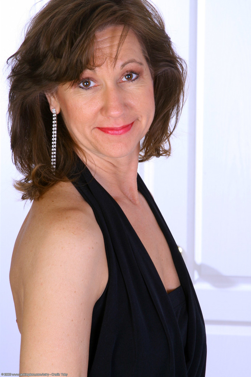 Sexy Mature Lady Alle Apni Lataktaa Chuchiyon Aur Garmi Se Bhare Beech Ka Pradarshan Karti Hai