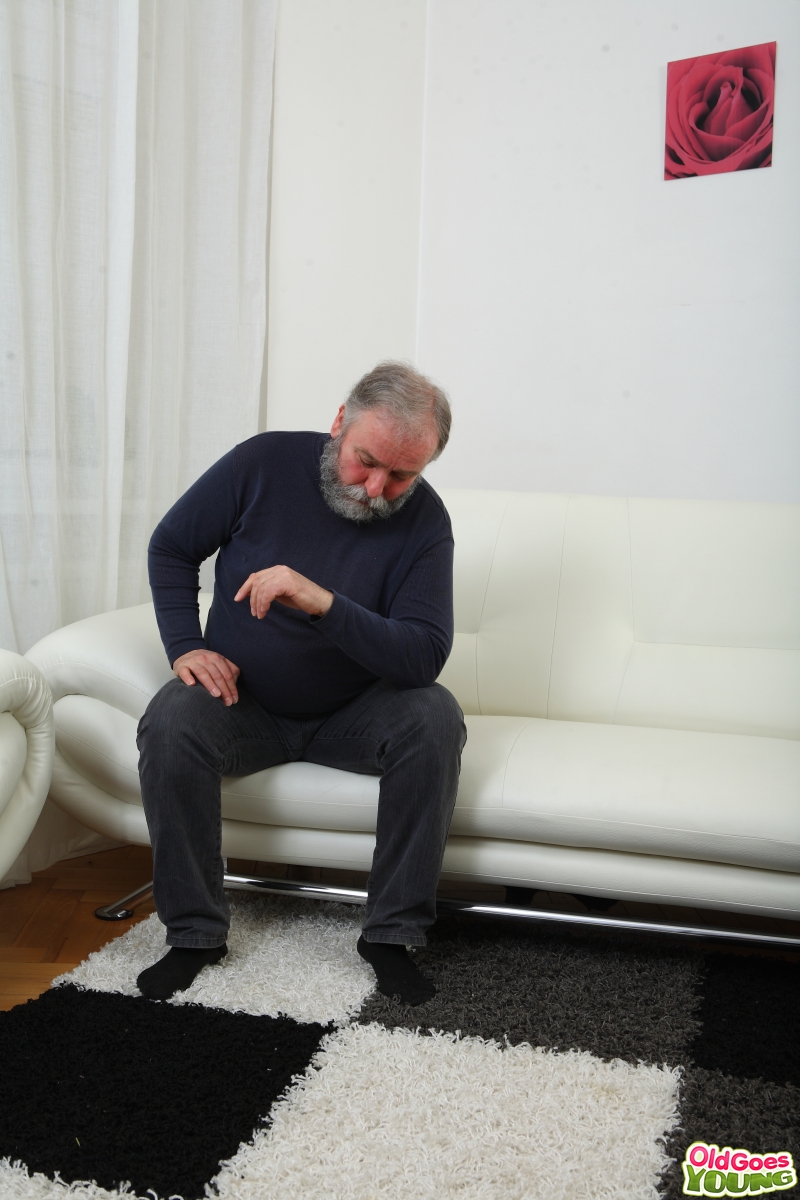 金髪のノナは彼氏と父親と3Pを楽しむ