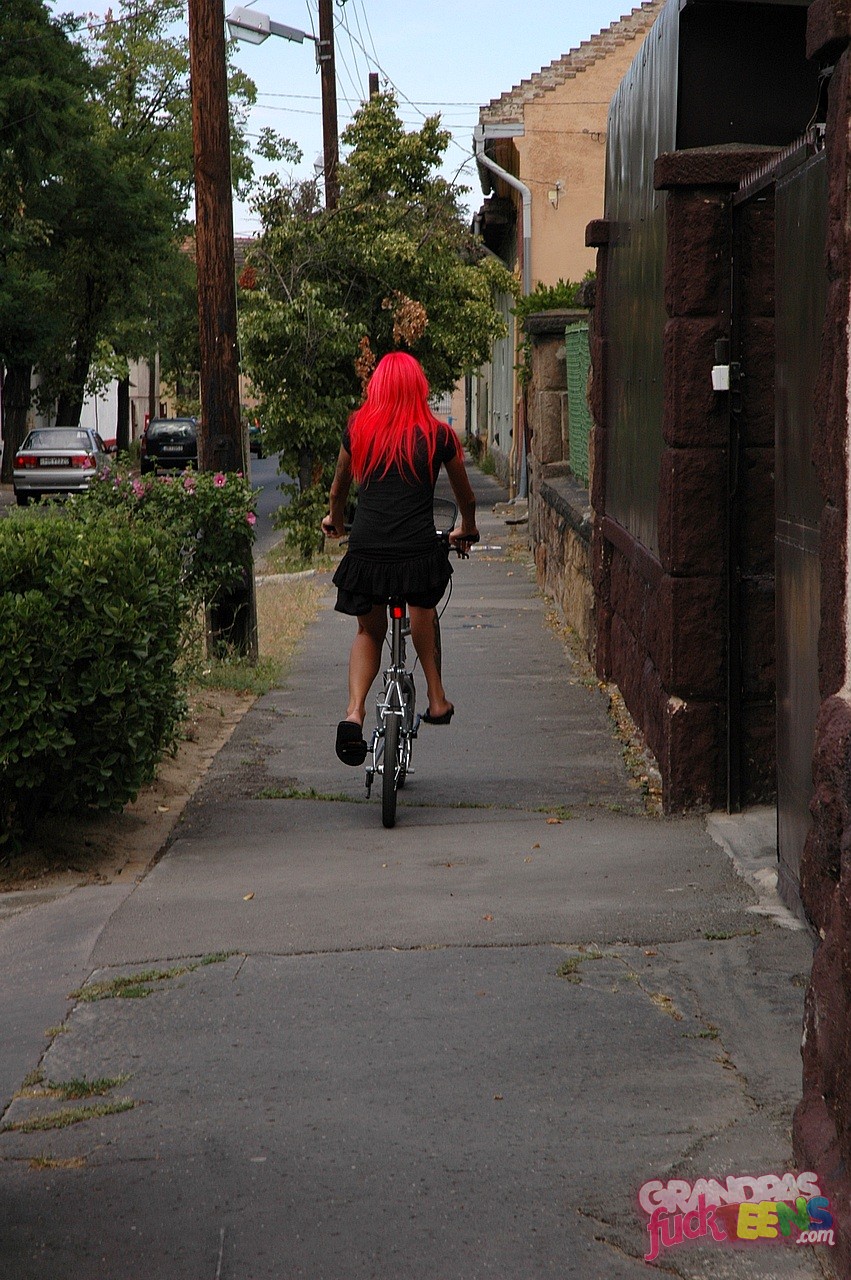 オレンジヘアのティーンマリアさんはおしっこ、老人とのリミング、そしてダブルペネトレーションが好きなようです